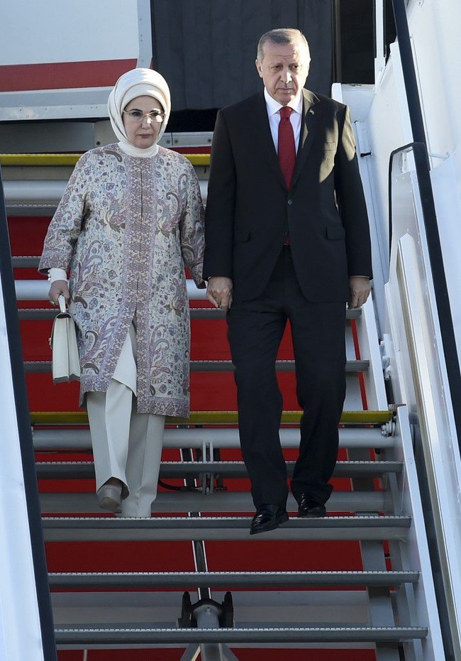 Kritik ini bukan yang pertama untuk Erdogan dan keluarga. Sebelumnya keluarga presiden Turki itu beberapakali mengalami kecaman serupa. Apalagi Erdogan tinggal di dalam istana yang dijuluki istana terbesar di dunia. Pembangunan istana itu dinilai kontroversial karena menghabiskan banyak uang, sementara rakyat Turki sendiri masih banyak yang miskin. Istana sang presiden nilainya mencapai Rp 7,2 triliun. Foto: AFP