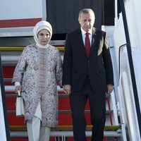 Kritik ini bukan yang pertama untuk Erdogan dan keluarga. Sebelumnya keluarga presiden Turki itu beberapakali mengalami kecaman serupa. Apalagi Erdogan tinggal di dalam istana yang dijuluki istana terbesar di dunia. Pembangunan istana itu dinilai kontroversial karena menghabiskan banyak uang, sementara rakyat Turki sendiri masih banyak yang miskin. Istana sang presiden nilainya mencapai Rp 7,2 triliun. Foto: AFP