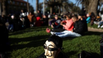 Bagi warga Chile dan Argentina yang berkesempatan untuk meyaksikan fenomena alam langka ini pun tak mau meleawatknya. (Foto: Reuters)