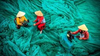 Sejumlah perajin sibuk memperbaiki jala ikan di salah satu daerah di Vietnam. Istimewa/Dok. Boredpanda/Agora Photo/@diepvan.
