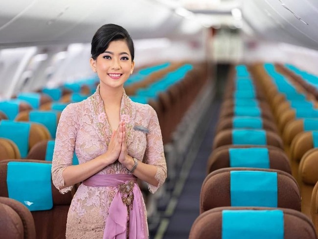 Kebaya sebagai seragam pramugari ini dipakai perdana di penerbangan Garuda Indonesia bernomor GA 238, Rabu (3/7/2019). Para pramugari di pesawat rute Jakarta-Semarang itu melenggang ayu dalam balutan kebaya rancangan Anne Avantie. Foto: (anneavantieheart/Instagram)