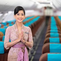 Kebaya sebagai seragam pramugari ini dipakai perdana di penerbangan Garuda Indonesia bernomor GA 238, Rabu (3/7/2019). Para pramugari di pesawat rute Jakarta-Semarang itu melenggang ayu dalam balutan kebaya rancangan Anne Avantie. Foto: (anneavantieheart/Instagram)