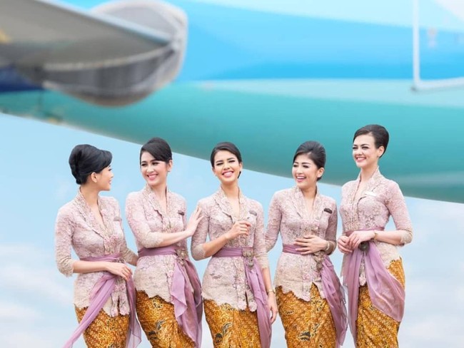 Diberi tajuk Kebaya Pertiwi, seragam karya Anne ini sarat akan filosofi. Warna lavender dipilih untuk atasan kebaya sebagai simbol dari kelembutan para pramugari dalam melayani penumpang. Foto: (anneavantieheart/Instagram)