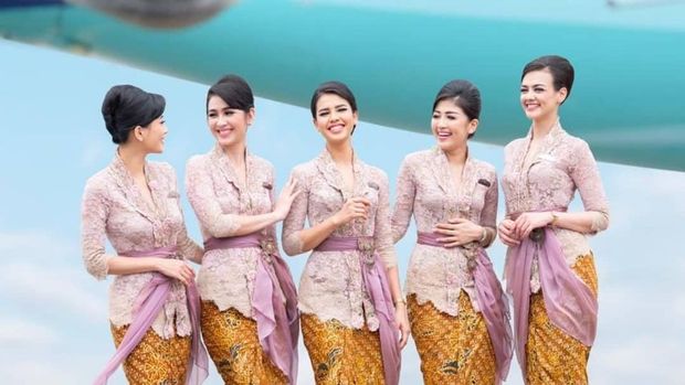 Pramugari Garuda Indonesia dalam balutan kebaya Anne Avantie.