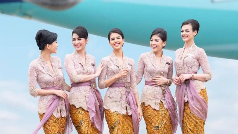 Pramugari Garuda Indonesia Pramugari Garuda Indonesia dalam balutan kebaya Anne Avantie.