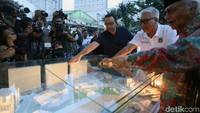 Gubernur DKI Jakarta Anies Baswedan (dari kiri) bersama Direktur Utama PT Jakarta Propertindo Dwi Wahyu Daryoto, dan Budayawan Salim Said mengamati maket revitalisasi Taman Ismail Marzuki (TIM), di Jakarta, Rabu (3/7/2019).