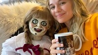 Meski baru berusia 22 tahun, Madison sudah tampil di berbagai film. Ini posenya saat ngopi bareng boneka Annabelle yang seram! Foto: Instagram @madisoniseman