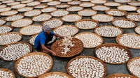 Melihat aktivitas seorang pekerja yang tengah menjemur kerupuk di salah satu daerah di Jawa, Indonesia. Istimewa/Dok. Boredpanda/Agora Photo/@dharmaku.