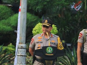 Hotman Paris-Farhat Abbas Saling Pamer Pose Bareng Kapolda Metro di IG