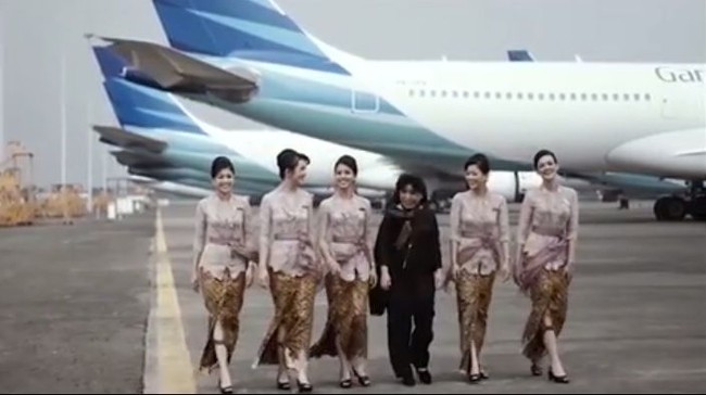 Bukan untuk fashion show, Anne Avantie memang merancang secara eksklusif kebaya sebagai seragam baru pramugari Garuda Indonesia. Kolaborasi ini bermula ketika maskapai berplat merah itu meminta Anne untuk dibuatkan seragam pramugari yang bisa dipakai pada hari-hari spesial. Foto: (anneavantieheart/Instagram)