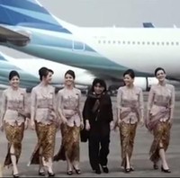 Bukan untuk fashion show, Anne Avantie memang merancang secara eksklusif kebaya sebagai seragam baru pramugari Garuda Indonesia. Kolaborasi ini bermula ketika maskapai berplat merah itu meminta Anne untuk dibuatkan seragam pramugari yang bisa dipakai pada hari-hari spesial. Foto: (anneavantieheart/Instagram)