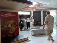 Proses pemasangan karpet baru