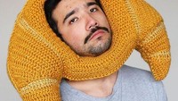 Lain dengan eskpresi wajah Phil di foto ini. Phil terlihat nyaman bersender kepala di topi berbentuk croissant. Foto: instagram @chilliphilly
