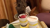 Minuman kopi dan dessert berwarna hijau ini juga sayang dilewatkan. Pastikan mencicip beragam menu saat mampir ke sini ya. Foto: Instagram dd_uk_e
