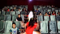 Bioskop Rakyat ini memiliki 2 studio dengan kapasitas masing-masing 128 kursi penonton, 6 speaker, 1 proyektor layar, dan 3 pendingin ruangan.