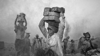 Sejumlah wanita di India ini bekerja mengumpulkan batu untuk dapat memenuhi kebutuhan sehari-hari. Istimewa/Dok. Boredpanda/Agora Photo/@sandipani_c.