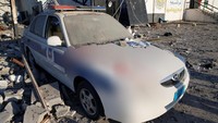 Sebuah mobil polisi menjadi saksi mengerikannya serangan udara yang menyasar  pusat detensi migran di pinggiran Tripoli, ibu kota Libya.