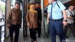 Senyum Khofifah Saat Jadi Saksi di Sidang Jual Beli Jabatan