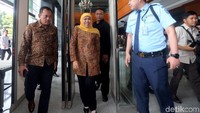 Mengenakan pakaian batik berwarna cokelat dan kerudung berwarna cerah Khofifah tiba di Pengadilan Tipikor Jakarta untuk menjadi saksi di sidang kasus dugaan suap pengisian jabatan di Kemenag.