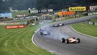 Pebalap Inggris Jackie Oliver memimpin dari pebalas Swiss Jo Siffert di ajang balapan GP Inggris yang digelar pada tahun 1968. Keduanya sama-sama mengendarai Lotus-Cosworth 49Bs dalam balapan tersebut. George W. Hales/Fox Photos/Hulton Archive/Getty Images.
