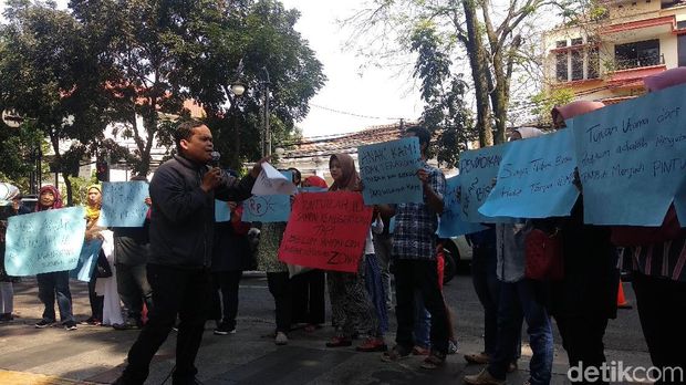 Protes PPDB, Puluhan Orang Tua Siswa Tabur Bunga di Balkot Bandung