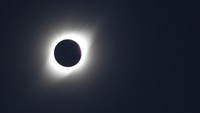 Gerhana matahari tepat terjadi saat posisi Bulan ada di antara Matahari dan Bumi. Dalam posisi ini, bayangan Bulan menghalangi Matahari dari Bumi. Rodrigo Garrido/Reuters.