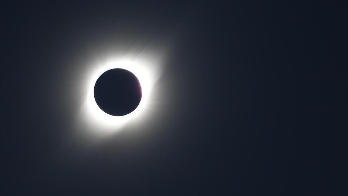 Fenomena alam Gerhana Matahari Total (GMT) terjadi sejak kemarin, 2 Juli hingga hari ini 3 Juli. Fenomena itu terlihat di Chile. Seperti apa potretnya?