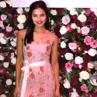 Sebelum pindah di Australia di usia 11 tahun, Priya pernah menghabiskan masa kecilnya di Oman dan Dubai. Hidup di Australia pun diakuinya tidak mudah pada awalnya karena merasa tidak bisa cocok di mana-mana. Aku merasa sulit mengerti aksen dan orang-orang meledekku. Aku tidak tahu artis atau istilah-istilah populer. Aku hanya tidak cocok di mana pun dan merasa aneh, ungkap Priya. Foto: Instagram @priyaserrao