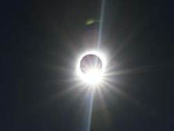 Ramai-ramai Nonton Bareng Gerhana Matahari