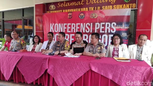 Konferensi Pers di RS Polri