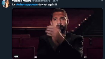 Ceritanya tepuk tangan sarkas nih. Soalnya belakangan WhatsApp cs relatif sering down! (Foto: Internet/Twitter)