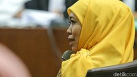 Haris didakwa memberikan suap kepada Rommy sebesar Rp 255 juta untuk mendapatkan jabatan sebagai Kakanwil Kemenag Jatim, sedangkan Muafaq didakwa menyuap Rommy sebesar Rp 91,4 juta untuk mendapatkan jabatan Kepala Kantor Kemenag Kabupaten Gresik.