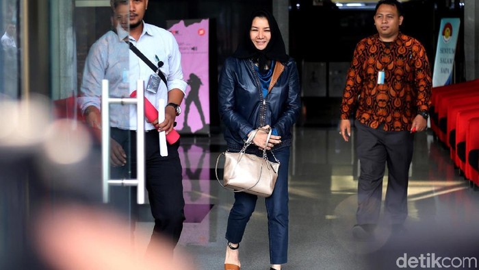 Mantan Bupati Kutai Kartanegara Rita Widyasari diperiksa KPK terkait kasus TPPU. Usai diperiksa, Rita terlihat sangat modis lewat pakaian yang dikenakannya.