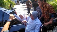 Setelah menyapa warga dan wartawan, Risma langsung masuk ke mobil dinasnya sedan Toyota Camry L-1164-BS. Dari rumah sakit, Risma direncanakan langsung menuju ke rumah dinasnya di Jalan Sedap Malam.