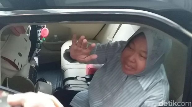 Wali Kota Risma di dalam mobil/