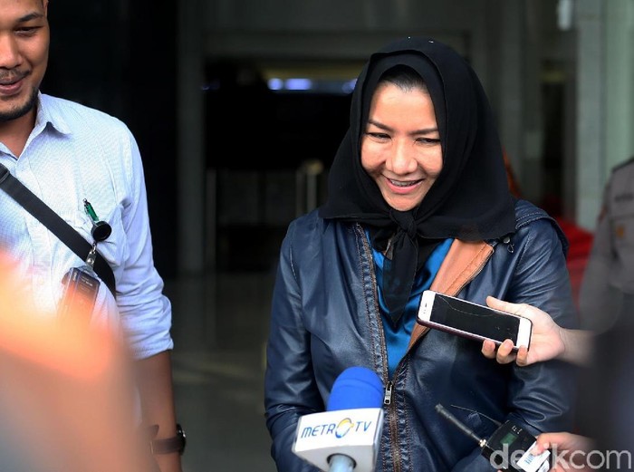 Mantan Bupati Kutai Kartanegara Rita Widyasari diperiksa KPK terkait kasus TPPU. Usai diperiksa, Rita terlihat sangat modis lewat pakaian yang dikenakannya.