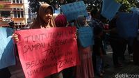 Protes PPDB, Puluhan Orang Tua Siswa Tabur Bunga di Balkot Bandung