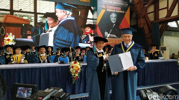 Mantan Bos Astra TP Rachmat Dianugerahi Gelar Doktor Kehormatan dari ITB