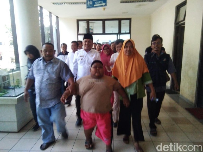 Berat Badan Satia, Bocah Obesitas Karawang Naik Jadi 101 Kilogram Berat Badan Satia, Bocah Obesitas Karawang Naik Jadi 101 Kilogram