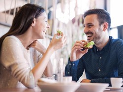 7 Sinyal Red Flag di Kencan Pertama yang Harus Kamu Waspadai