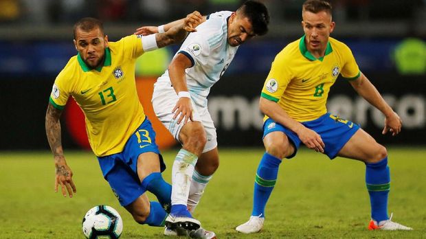 Dani Alves masuk lima besar pemain Brasil dengan penampilan terbanyak di Copa America.