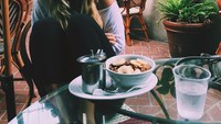 Sarapan dengan semangkuk oatmeal serta irisan pisang, Madison pilih restoran dengan konsep outdoor di pagi hari. Foto: Instagram @madisoniseman