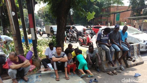Satpol PP Akan Kembalikan Pencari Suaka ke Kalideres Usai Bertemu UNHCR