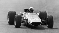 Pebalap asal Swedia Jo Bonnier mengendarai mobil McLaren M5A saat mengikuti ajang balap F1 di tahun 1968. Dennis Oulds/central Press/Hulton Archive/Getty Images.