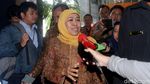 Senyum Khofifah Saat Jadi Saksi di Sidang Jual Beli Jabatan