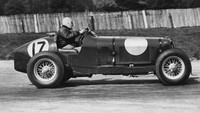 Ajang balapan internasional Formula 1 atau F1 pertama kali diselenggarakan pada tahun 1950. Di ajang balapan perdananya, pebalap Italia Giuseppe Farina mengendarai mobilnya Alfa Romeo keluar sebagai pemenang. Fox Photos/Hulton Archive/Getty Images.