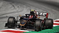 Pebalap Denmark Kevin Magnussen bertanding dalam ajang balapan GP Austria pada tahun 2019. Hingga kini Formula 1 atau F1 masih menjadi salah satu ajang balapan mobil internasional paling dinanti dan diminati oleh masyarakat, khususnya para pecintanya. Bryn Lennon/Getty Images.