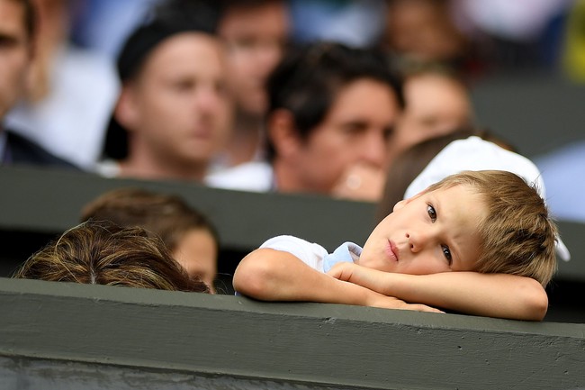 Ada kalanya, mereka terlihat kebosanan. Untungnya, mereka bertahan sampai pertandingan usai. Ayahnya menang 3-6, 6-1, 6-2, 6-2  dan lolos ke babak kedua. Di Wimbledon 2019, Roger berusaha memperbutkan gelar kedelapan sekaligus piala Grand Slam ke-20. (Foto: Matthias Hangst/Getty Images)