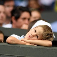 Ada kalanya, mereka terlihat kebosanan. Untungnya, mereka bertahan sampai pertandingan usai. Ayahnya menang 3-6, 6-1, 6-2, 6-2  dan lolos ke babak kedua. Di Wimbledon 2019, Roger berusaha memperbutkan gelar kedelapan sekaligus piala Grand Slam ke-20. (Foto: Matthias Hangst/Getty Images)