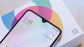 Bagian atas terdapat notch tetesan air. Di sana bersarang kamera depan 32 MP. Foto: Weibo